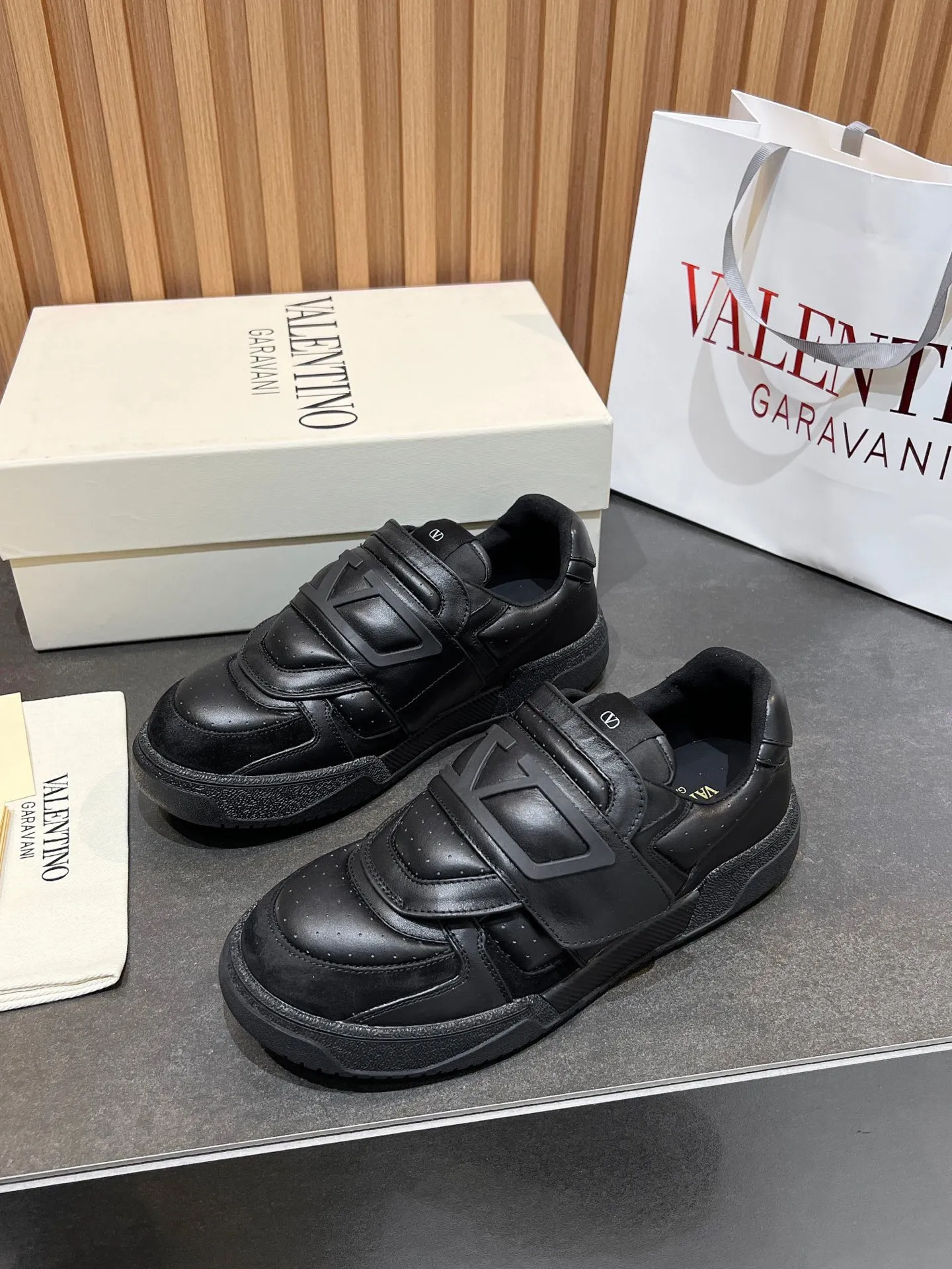 Men's men's shoes 💰760 VLTN Valentin 𝑶𝒏𝒆𝑺𝒕𝒖𝒅 Couple's sneaker series Valentino 2025 new couple's sneakers are on sale. The original ZP purchased and disassembled. Repeated pattern making and modification. The strength must be restored one to one! Top luxury masterpiece Velcro design Soft and comfortable imported calfskin 🧧brings excellent and elegant texture and excellent on-foot comfort Top purchasing version upper: imported calfskin surface/original oil edge craftsmanship Inner: water-dyed cowhide lining Outsole: original development 𝐓𝐏𝐔 two-color combination outsole Packaging: original configuration complete package Code number: 35-46 (45 46 customized)